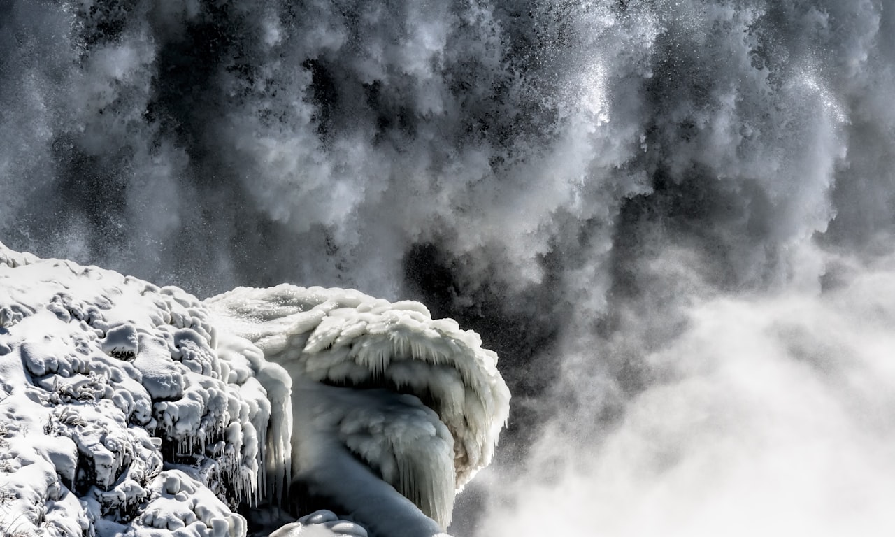 Est-ce que la glace sur les voies de chemin de fer peut causer un déraillement ?