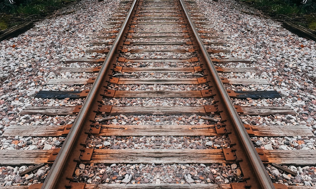 how are trains switched from one track to another0