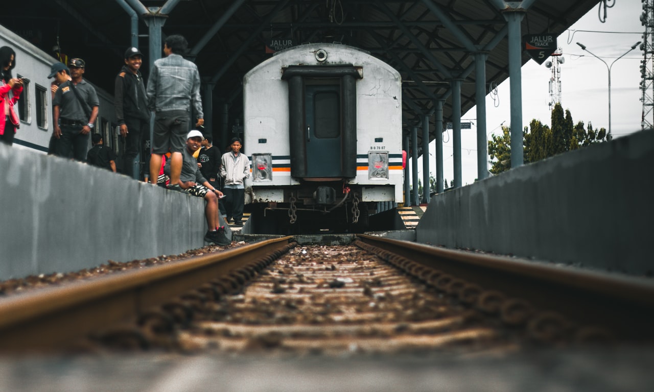 can you lay down on train tracks4