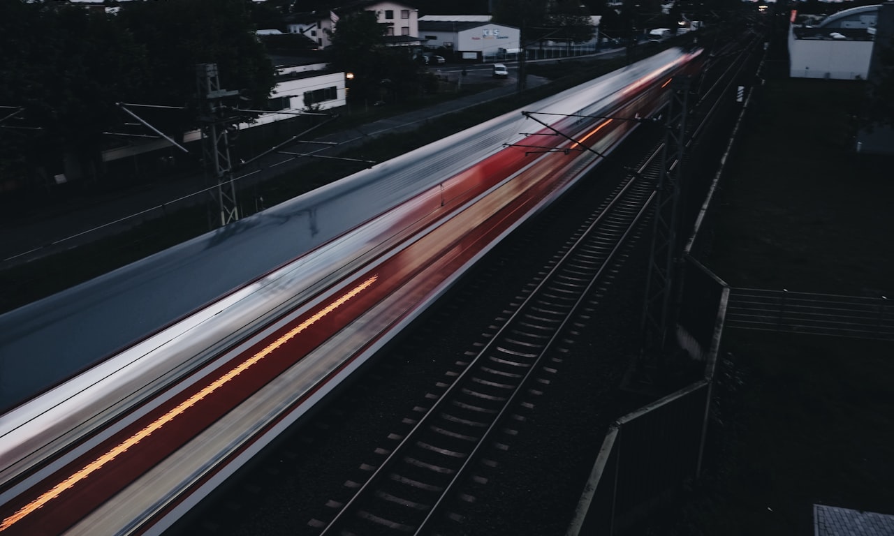 do train tracks have magnets0
